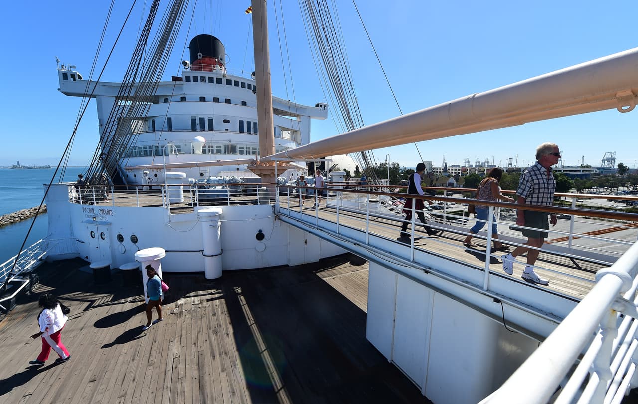 Entre 600 a 800 empleados sirven a los miles de visitantes acuden a conocer el famoso transatlántico.