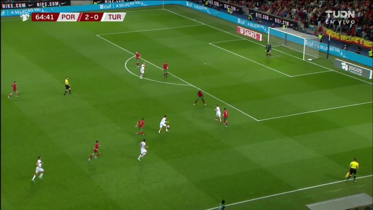 ¡GOL!  anota para Turquía. Burak Yilmaz
