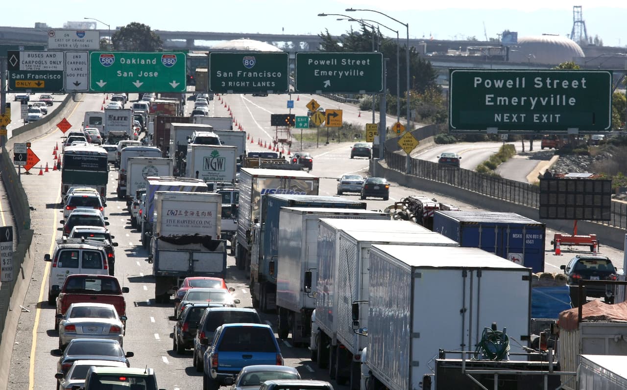 Caltrans evalúa cobrar impuestos por milla conducida en vez del impuesto a la gasolina