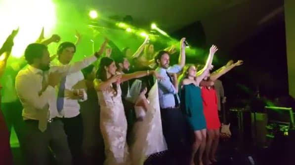 Ya entrada la noche todos se pusieron a bailar y se divirtieron a lo grande.