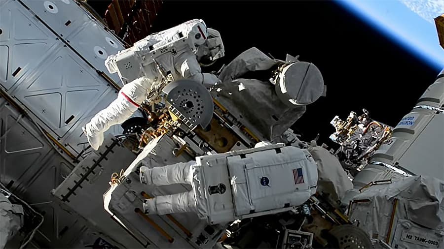 La costosa bolsa de herramientas de $100,000 que unas astronautas perdieron durante una caminata espacial