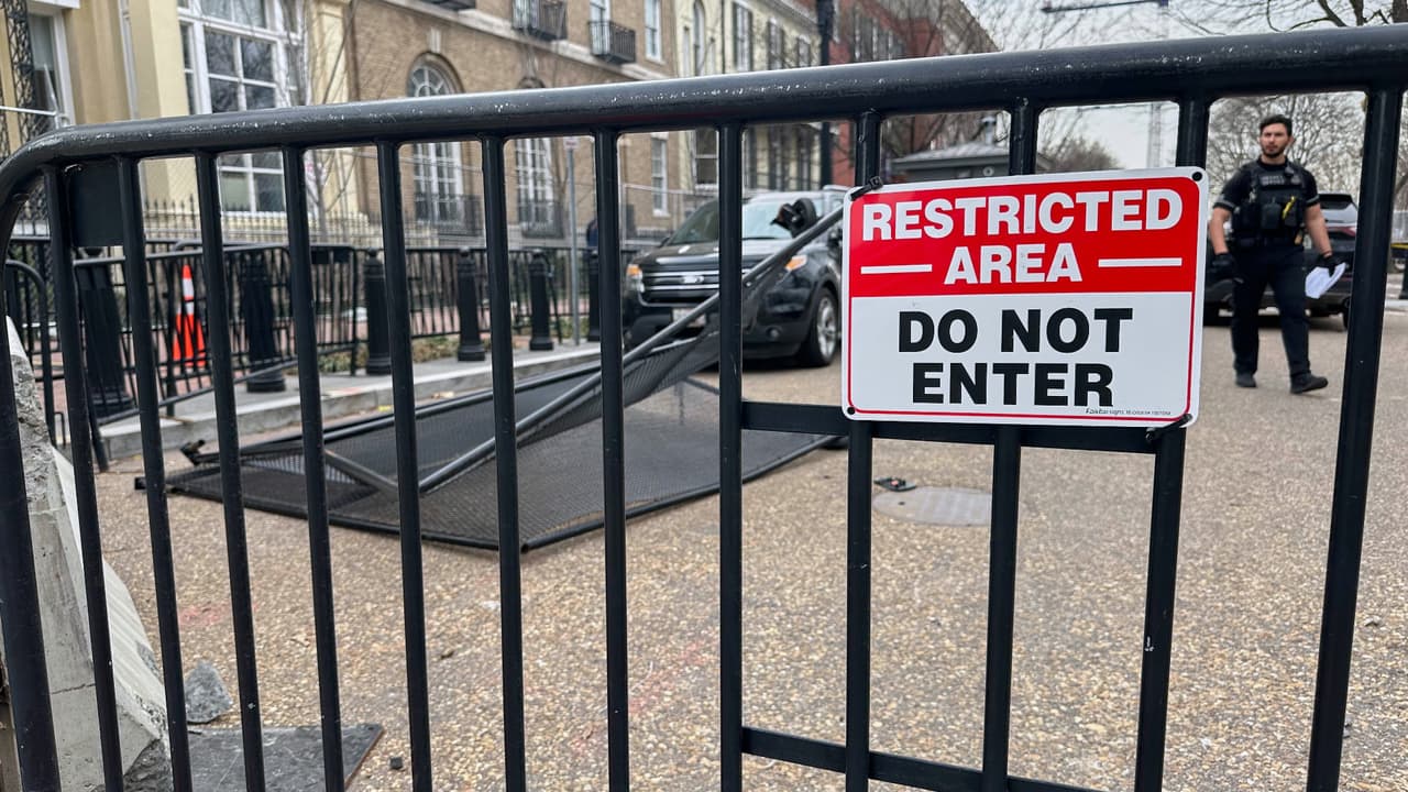 Detienen a hombre tras estrellar camioneta contra puerta de seguridad de la Casa Blanca