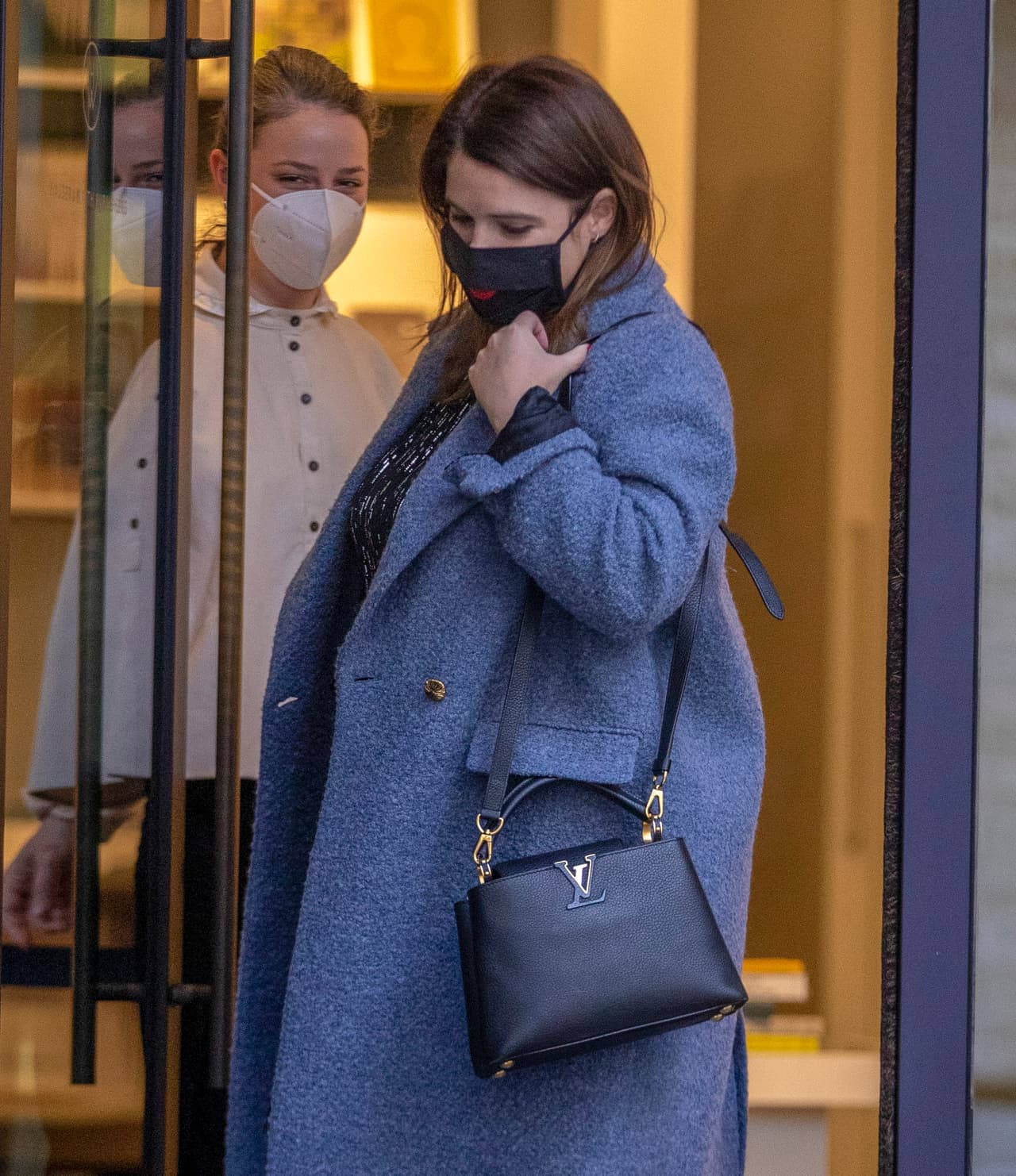 Para su primer embarazo, la hermana de la princesa Beatriz también ha hecho de los abrigos un aliado. El 
<a href="https://www.dailymail.co.uk/femail/article-9075113/Pregnant-Princess-Eugenie-shows-growing-baby-bump-leaves-art-gallery-Mayfair.html" target="_blank">Daily Mail</a> reporta que con el que fue captada a la salida de su trabajo en la galería de arte Hauser and Wirth es de Zara.