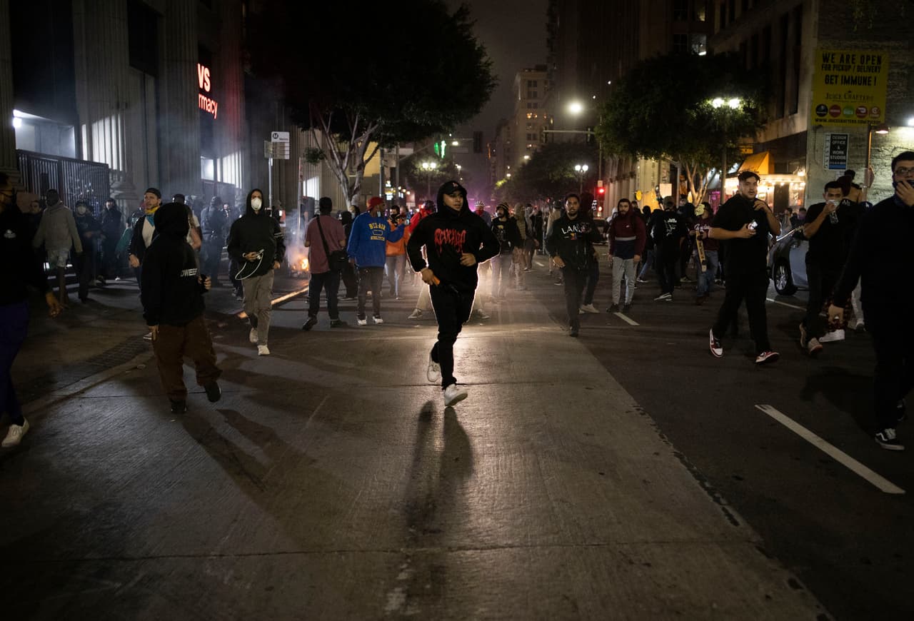 El alcalde de Los Ángeles, Eric Garcetti, envió un comunicado a las 9:59 p.m. llamando a la calma de los protestantes.
<b>"Yo creo en nuestra ciudad".</b>