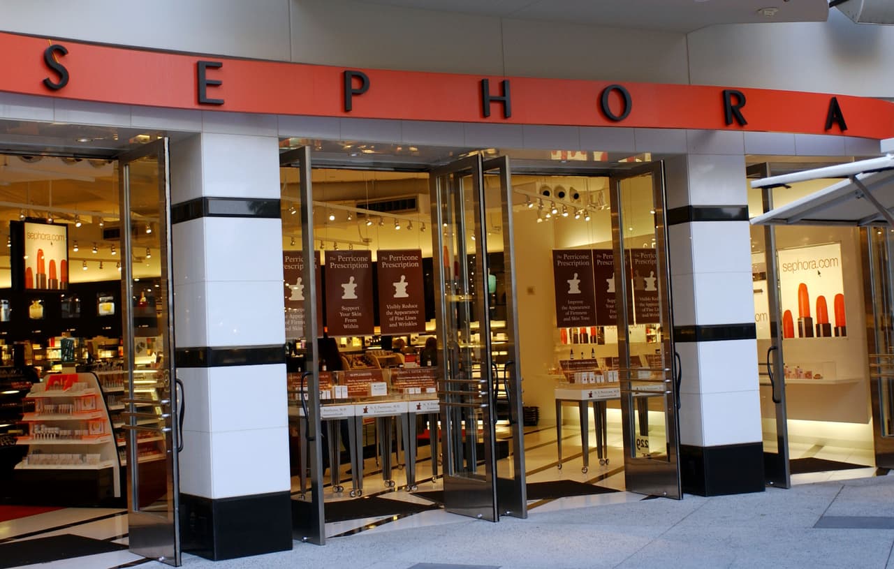<b>Sephora: </b>Sephora aceptará devoluciones de productos con recibos comprados antes del 15 de febrero de 2020 en las tiendas durante 30 días después de la reapertura de las tiendas. Sephora ha extendido el período de devolución en línea y por correo de 30 días a 60 días desde la fecha de compra.
<br>
<br>Consulte la
<b><a href="https://click.linksynergy.com/deeplink?id=ieeCJFIcszE&mid=2417&murl=https%3A%2F%2Fwww.sephora.com%2Fbeauty%2Freturns-exchanges%23covid19" target="_blank">política de devolución actualizada de Sephora</a></b>:
<br>