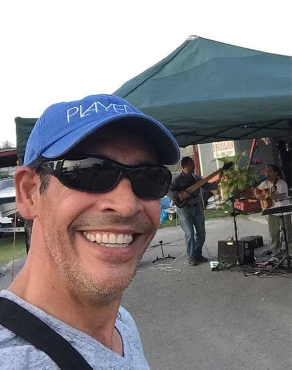 Recorriendo la isla, Johnny se encontró con unos músicos que hacían bailar a quien pasaba por ahí ¡Puro talento puertorriqueño!
