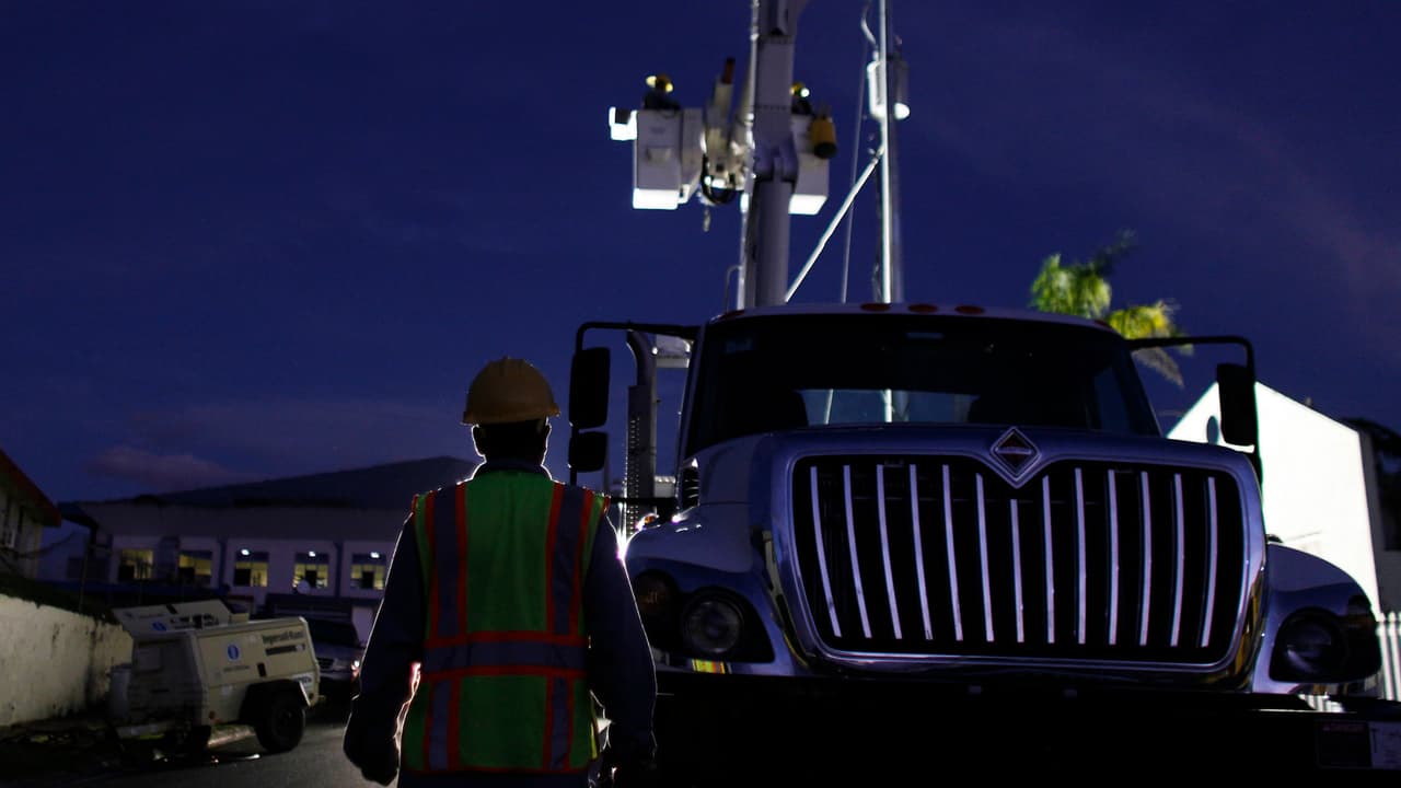 Comienza a llegar la electricidad a algunos de los municipios más golpeados por María en el centro de Puerto Rico