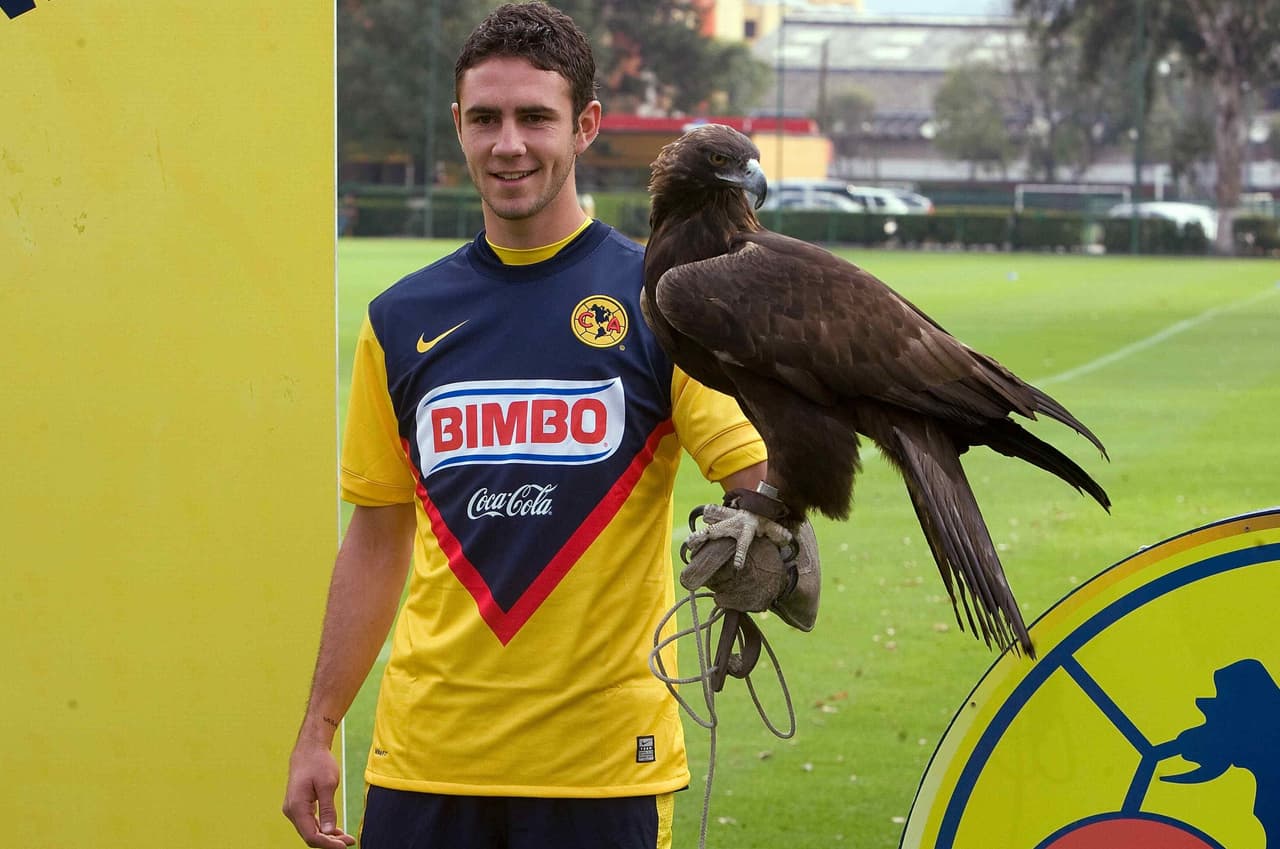 Su rendimiento lo llevó al Atalanta de Italia, pero no tuvo oportunidades de jugar por lo que regresó al país para unirse al America.