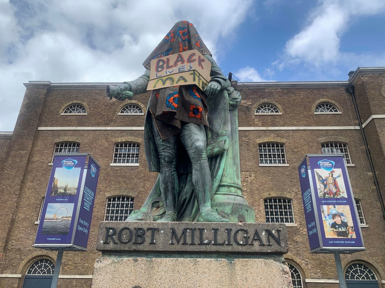 La estatua de Robert Milligan, comerciante de esclavos, también fue vandalizada en Londres.