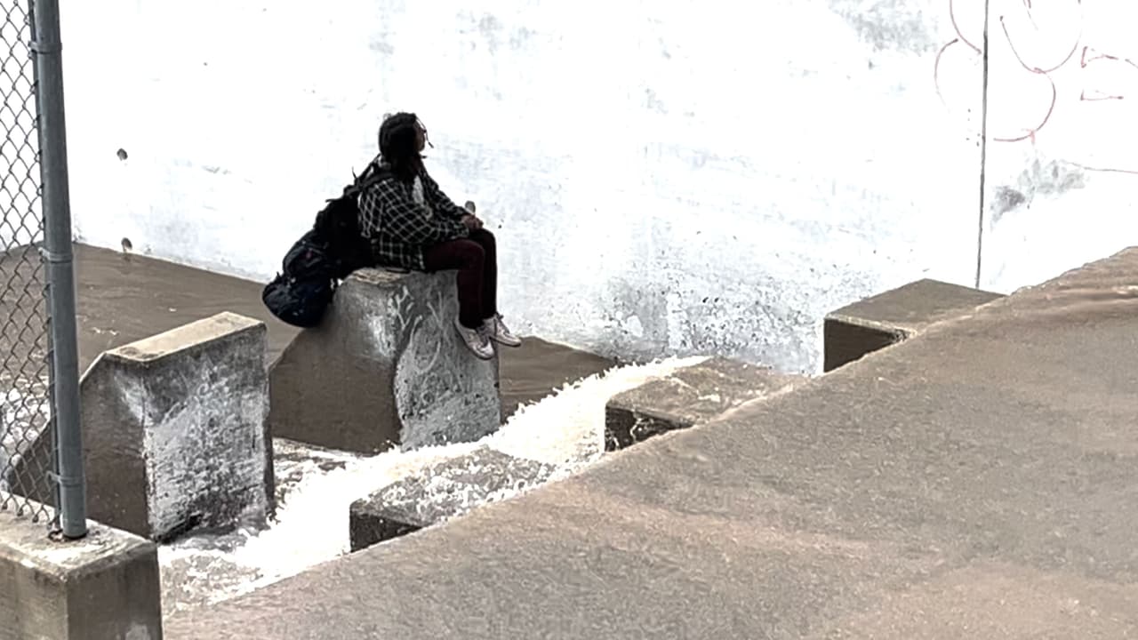 Un hombre se queda dormido en drenaje y termina atrapado por la corriente en San Antonio