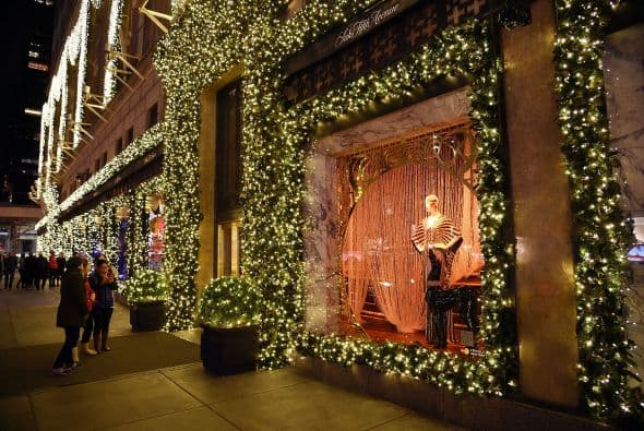 Las vitrinas navideñas de Saks FithAvenue están listas para ser admiradas por millones de visitantes. Con atuendos y accesorios lujosos que suman miles de dólares, las vitrinas se han convertido en un ícono de Nueva York. Mark Briggs, Jefe de Marketing y creativo para Saks Fifth Avenue, dijo en un comunicado que este año se han incorporado elementos nuevos , por lo que es una experiencia como ninguna otra ... una experiencia para recordar."