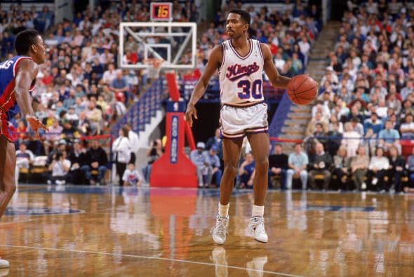 La mudanza no siempre es lo mejor: En la NBA miles de aficionados maldijeron al equipo de los Rochester Royals por dejar la ciudad de Nueva York, con el paso del tiempo este equipo se convertiría en los Kings de Sacramento equipo que NUNCA ha ganado un título de la NBA.