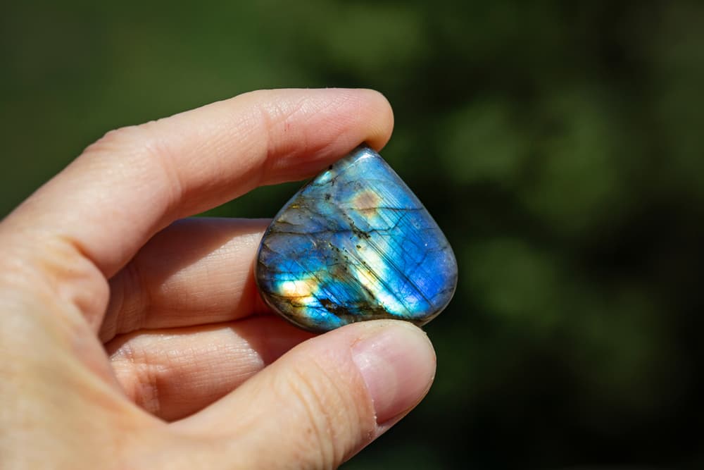 Como ayuda a calmarnos y disipar ansiedad, también calma a aquellos con mente hiperactiva y que andan a mil por hora, pues aporta introspección, contemplación, reflexión y claridad, energizando nuestra mente e imaginación.