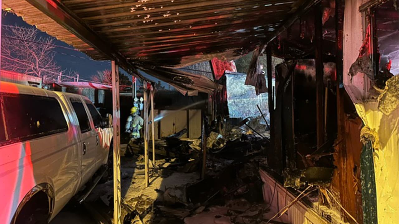 Dos personas fueron desplazadas de su hogar a consecuencia del incendio, mientras que los bomberos transportaron a un paciente con quemaduras leves, después de extinguir un incendio.