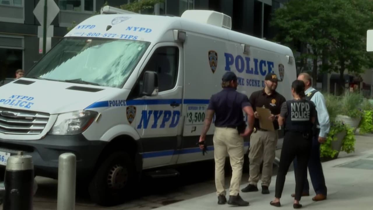 Hallan muerto a hombre latino apuñalado dentro de un apartamento en Queens