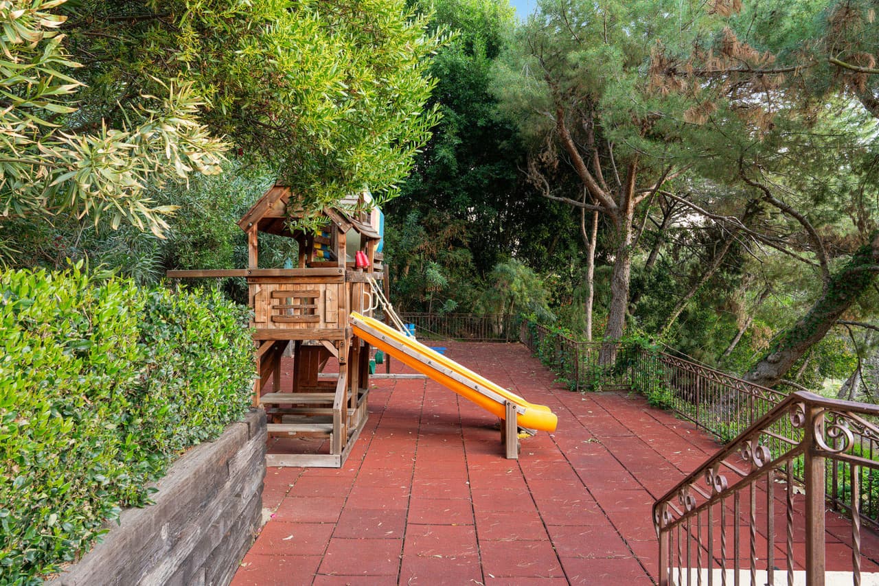 La propiedad cuenta con diversas y espaciosas áreas que podrían ser ideales para que 
<b><a href="https://www.univision.com/famosos/el-coronavirus-arruino-los-planes-de-meghan-markle-y-harry-para-el-cumpleanos-de-archie-fotos" target="_blank">Archie Harrison pueda jugar</a></b> y crecer. 
<br>