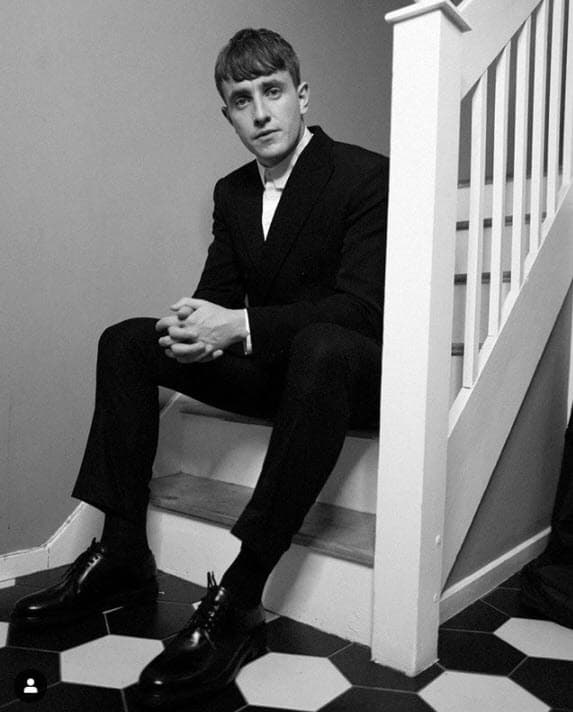 Paul Mescal, nominado por Mejor actor protagonista de miniserie por su interpretación en 'Normal People', posó desde las escaleras de su casa con un diseño de Louis Vuitton.