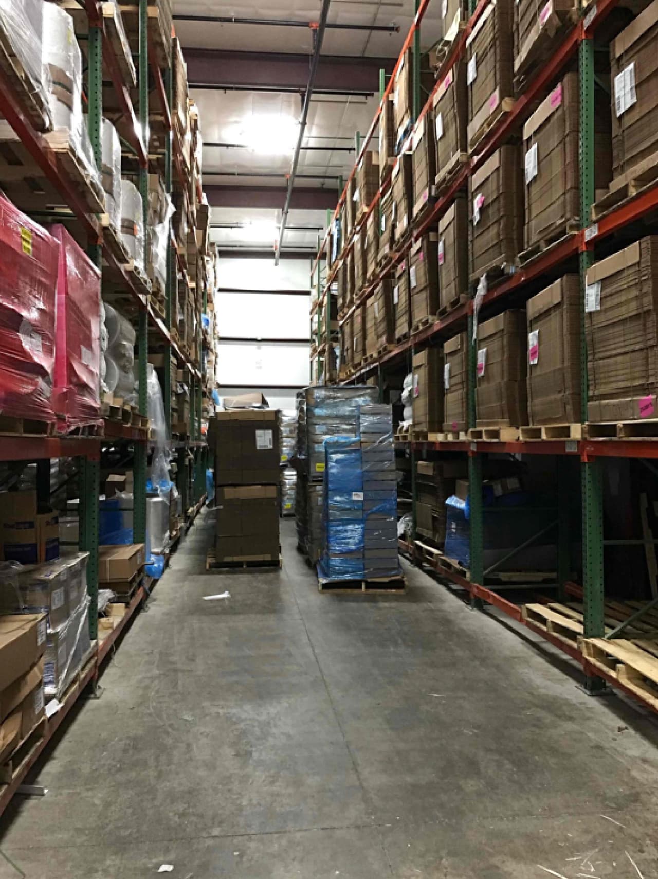 El paso hacia la salida con cajas.