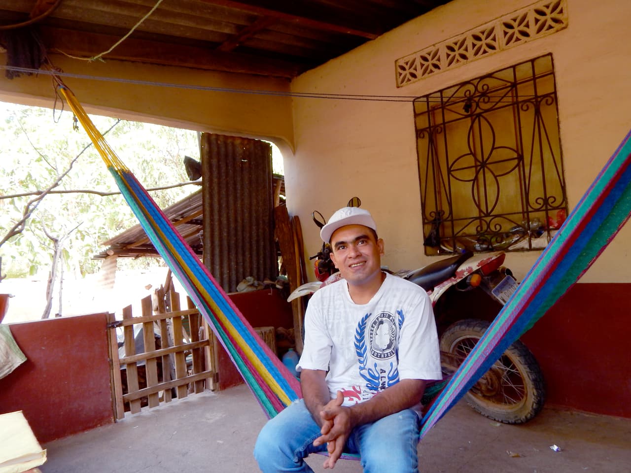 Luis Lovo fue deportado luego de enfermarse dentro del aislamiento en Stewart, y ahora está en su casa de El Salvador.