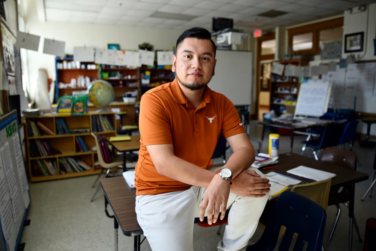 “Si no fuera por DACA no estaría aquí”: cómo este maestro convirtió el ser indocumentado en una herramienta positiva para sus clases