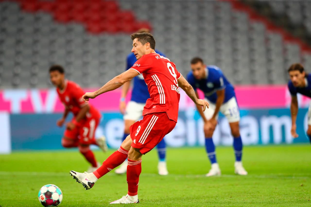 Lewandowski (31’) cobró magistralmente a la izquierda del arco y así marcar su primer gol de la temporada.