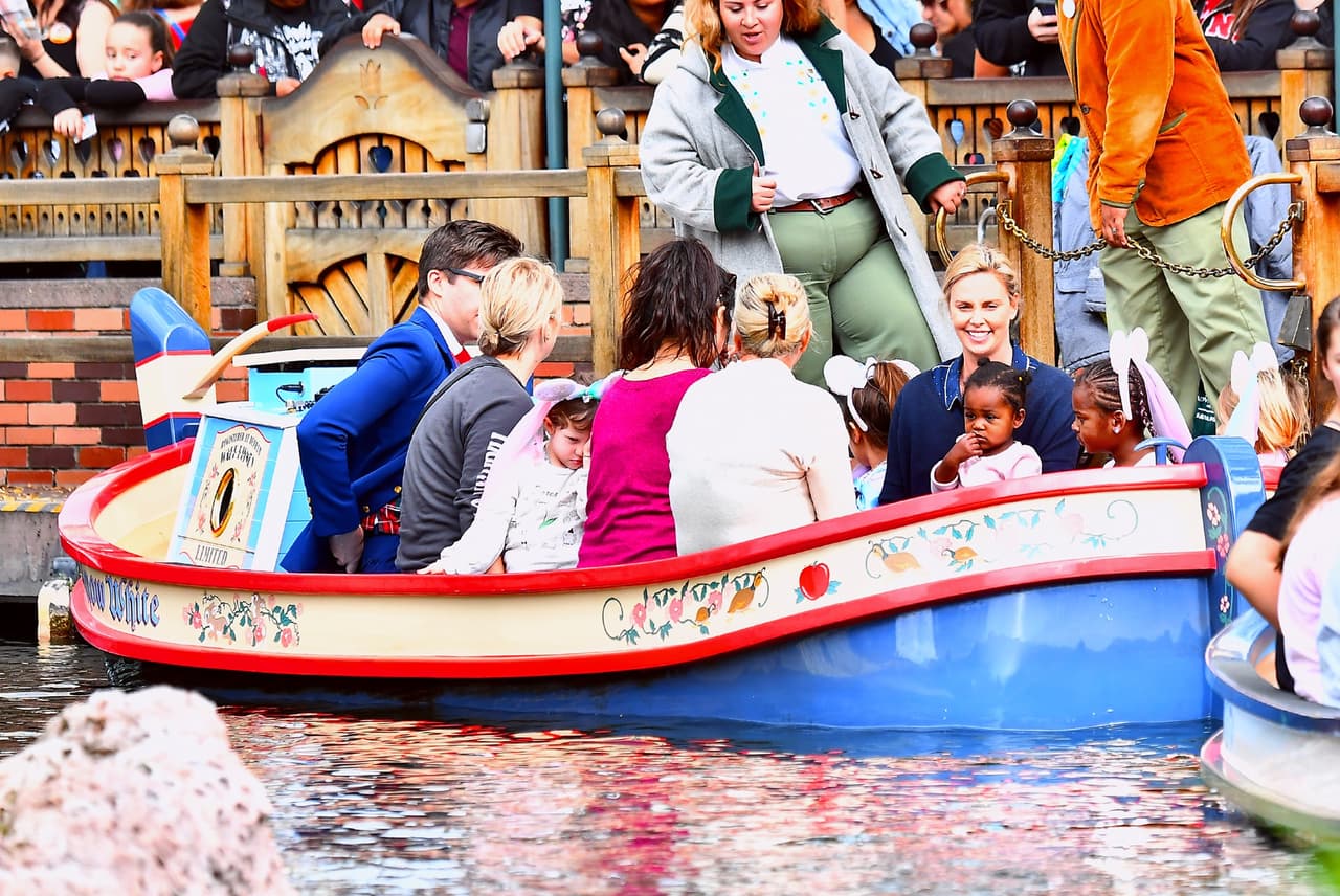 Se subieron a todos los juegos de Fantasyland, como el viaje de Pinocho.