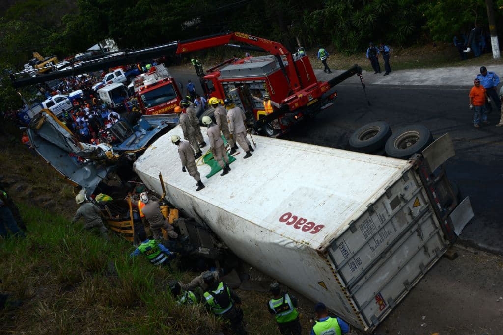 Ambo vehículos volcaron y quedaron atrapados los pasajeros del autobús.