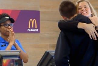 McDonald’s anunciará en el Super Bowl que va a aceptar abrazos y 'selfies' como pago