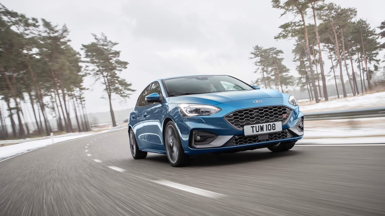 Este es el nuevo 
<b>Ford Focus ST 2020</b>, el deportivo compacto 
<i>hatchback</i> de cuatro puertas, desarrollado por Ford Performance, la división carros de alto rendimiento de Ford. Ford Performance ha sido la reposable del desarrollo de vehículos como la 
<b><a href="https://www.univision.com/noticias/camionetas-pick-ups/mejoraron-lo-inmejorable-ford-f-150-raptor-2019-fotos">Ford F-150 Raptor</a></b>, el 
<b><a href="https://www.univision.com/noticias/autos-historicos/ford-v-ferrari-la-enemistad-que-creo-una-leyenda-fotos">Ford GT</a></b>, las distintas versiones del 
<b><a href="https://www.univision.com/noticias/superautos/detroit-2019-ford-mustang-shelby-gt500-2020-el-potro-se-mantiene-salvaje-fotos">Shelby Mustang</a></b>, y las anunciadas 
<b>Ford Edge ST </b>y 
<b><a href="https://www.univision.com/noticias/auto-show-de-detroit/detroit-2019-ford-expande-el-alcance-de-la-explorer-2020-con-la-llegada-de-un-modelo-hibrido-y-otro-de-alto-rendimiento-fotos">Ford Explorer ST</a></b>.