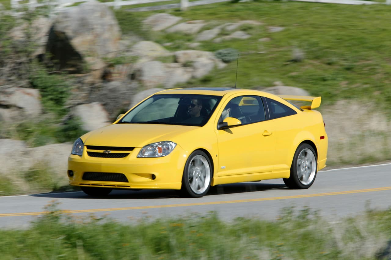 <h3 class="cms-h3-H3">Chevrolet Cobalt</h3>
<br>Según la Administración Nacional de Seguridad del Tráfico en las Carreteras (NHTSA) el Cobal ocasionó más de 200 muertes en Estados Unidos debido a un problema en su sistema de encendido, lo que provocaba que se apagara estando en marcha. La falla provocaba que todas las asistencias y sistemas de seguridad del auto se desactivaran, convirtiéndose en una trampa mortal para sus ocupantes. General Motors sólo reconoció 12 de esas muertes.