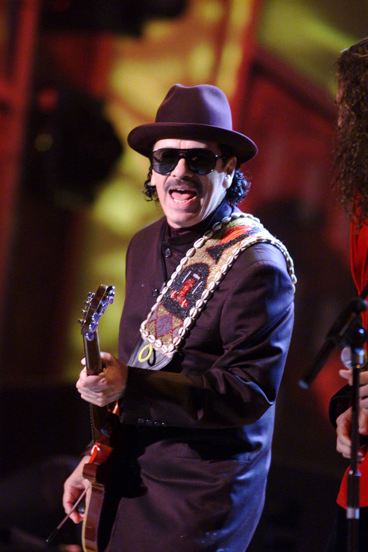 Aquella noche de 13 de septiembre del 2000, Carlos Santana y su guitarra lograron que el Staples Center se rindiera a sus pies. El músico puso el ambiente y se robó la fiesta, al llevarse tres premios. Fue galardonado por ‘El Farol’ (Mejor Interpretación Instrumental Pop) y por ‘Corazón Espinado’ (‘Grabación del Año y Mejor Interpretación Vocal Dúo y Grupo).