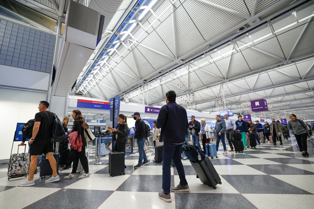 Según la Asociación Nacional de Controladores de Tráfico Aéreo, la mayoría trabaja horas extras obligatorias
<b> seis días a la semana sin recibir pago</b>, y algunos han tenido que buscar segundos empleos para cubrir sus gastos.