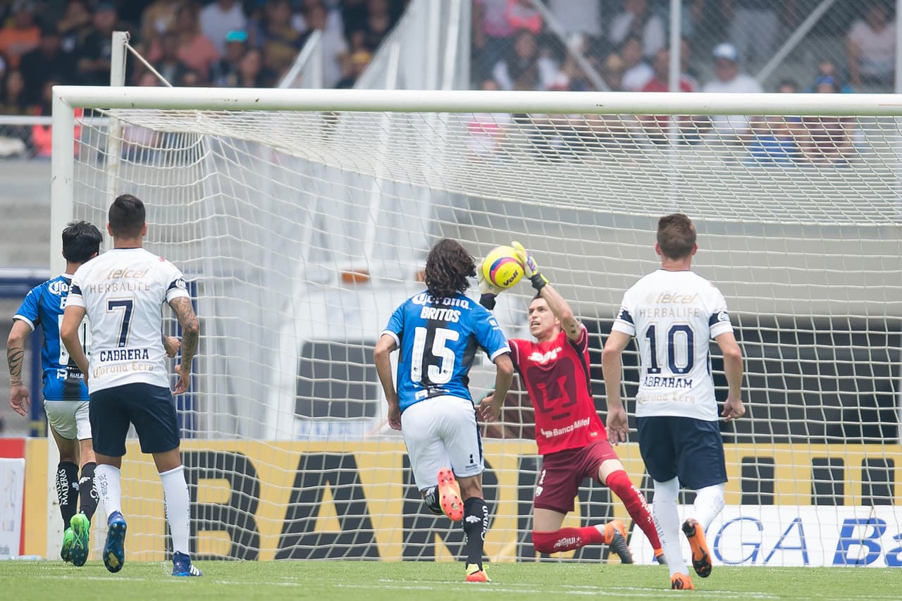 Al minuto 60, el árbitro sancionó penal sobre Édson Puch y fue el mismo chileno quien lo cobró.