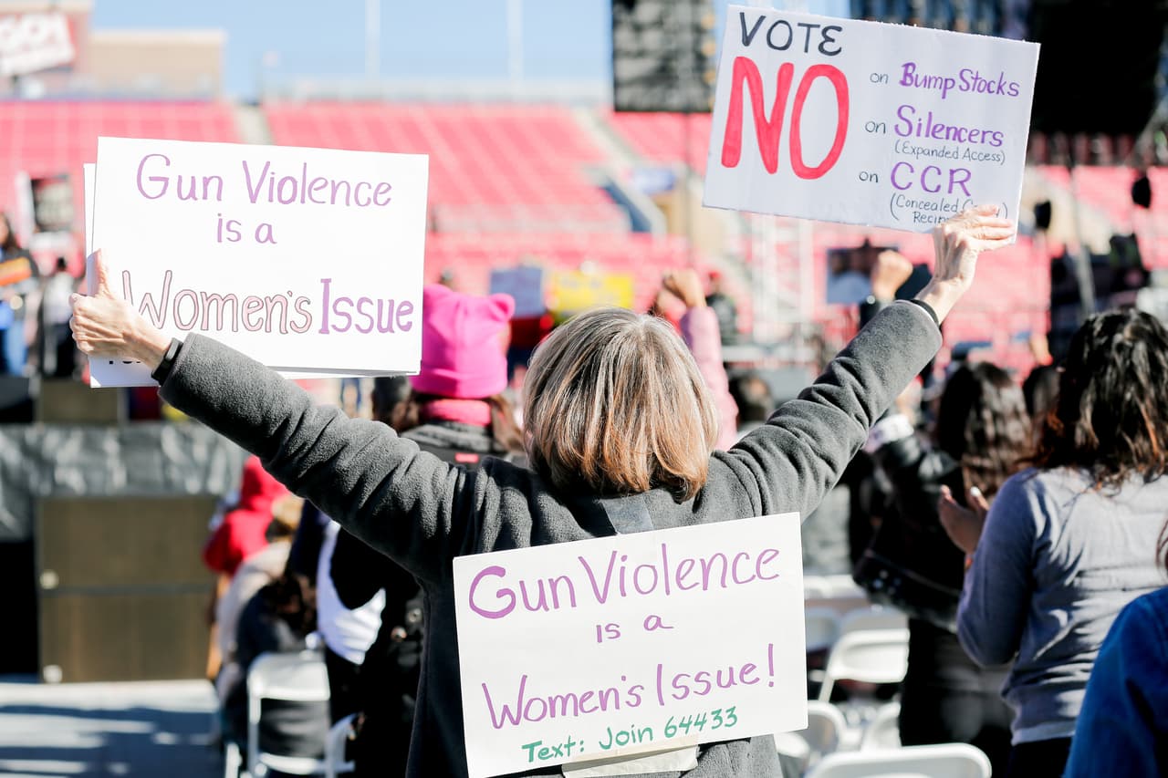 "La violencia con armas es un asusnto de las mujeres también".