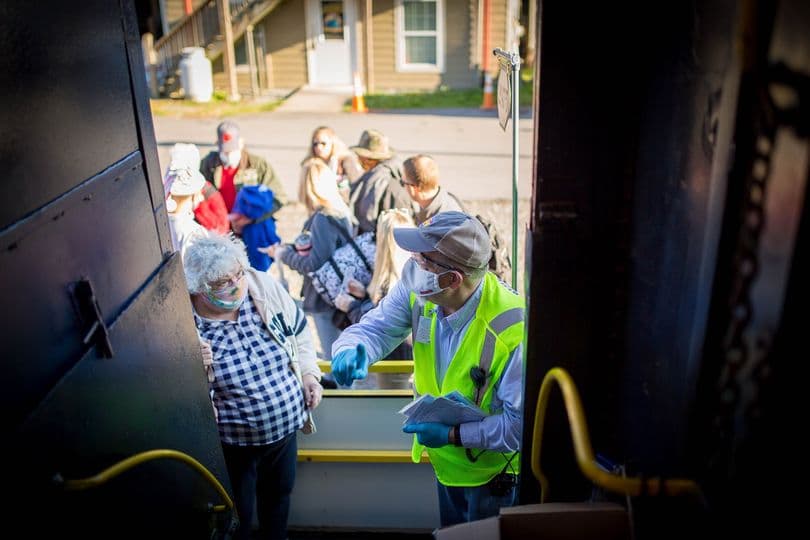 Debido al covid-19, ahora todos los pasajeros deben portar máscara y llenar un cuestionario antes de abordar el tren.