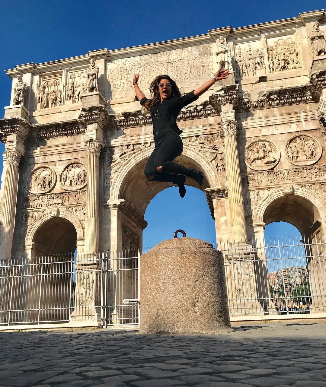Uno de ellos fue cuando en una gira de trabajo por Europa, trató de tomarse una fotografía en Roma y tuvo un
<a href="https://www.univision.com/shows/el-gordo-y-la-flaca/la-divertida-foto-de-clarissa-molina-en-roma-que-tuvo-un-final-atropellado-fotos">final por demás atropellado</a>.