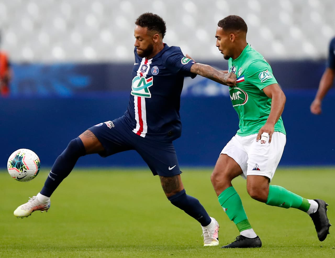 Arrancando la parte complementaria, PSG hacía el segundo, pero fue anulado por fuera de lugar. Al final del partido, PSG levantó la Copa de Francia.