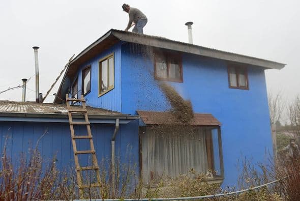 Trabajan además para remover varios centímetros de distintos materiales que dejó la erupción del Calbuco.