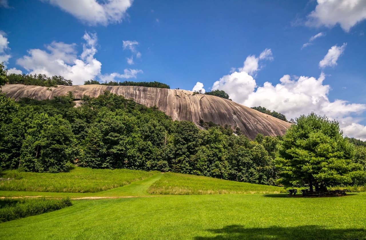 <b>Stone Mountain State Park (Roaring Gap)</b>: 
<br>
<b>Sitio web</b>: 
<a href="https://www.ncparks.gov/state-parks/stone-mountain-state-park">https://www.ncparks.gov/state-parks/stone-mountain-state-park</a> 
<br>
<a href="https://maps.app.goo.gl/omGoykfmHGnZAaLN9"><b>Cómo llegar</b></a>
<b> </b>
<br>
<br>Ubicado en los condados de Alleghany y Wilkes, a 60 millas al noroeste de Winston-Salem, el parque estatal Stone Mountain alberga la cúpula de granito de 600 pies que ha sido designada Monumento Natural Nacional y la histórica Hutchinson Homestead, una granja restaurada de mediados del siglo XIX situada en la base de la montaña. El parque ofrece casi todo tipo de actividades al aire libre, entre estas 20 millas de senderos para explorar a pie, 10 más para andar a caballo y una parte del sendero estatal Mountains-to-Sea atraviesa el parque.