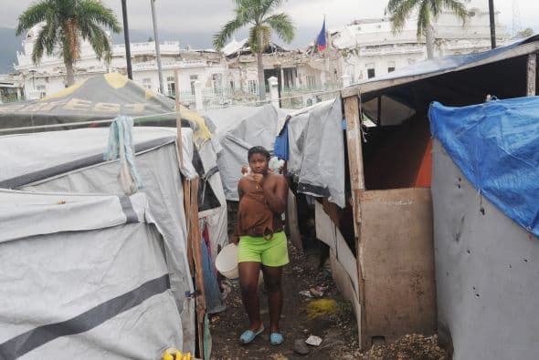 En la plaza, los grupos de asistencia habían comenzado a repartir carpas y a instalar baños portátiles. La gente empezó a construir endebles casuchas por doquier. La solidaridad que imperó en los días siguientes al sismo se fue esfumando. Comenzaron a ocurrir robos, asaltos y violaciones.