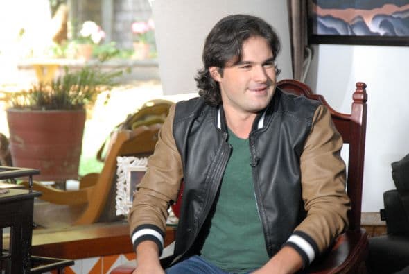 Tendrá un enredo amoroso con una integrante de la familia "Velasco".