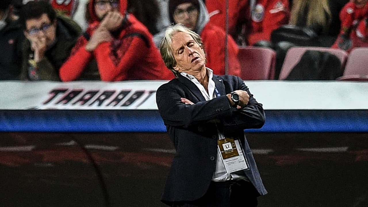 Jugadores del Benfica se rebelan y corren a su entrenador Jorge Jesus