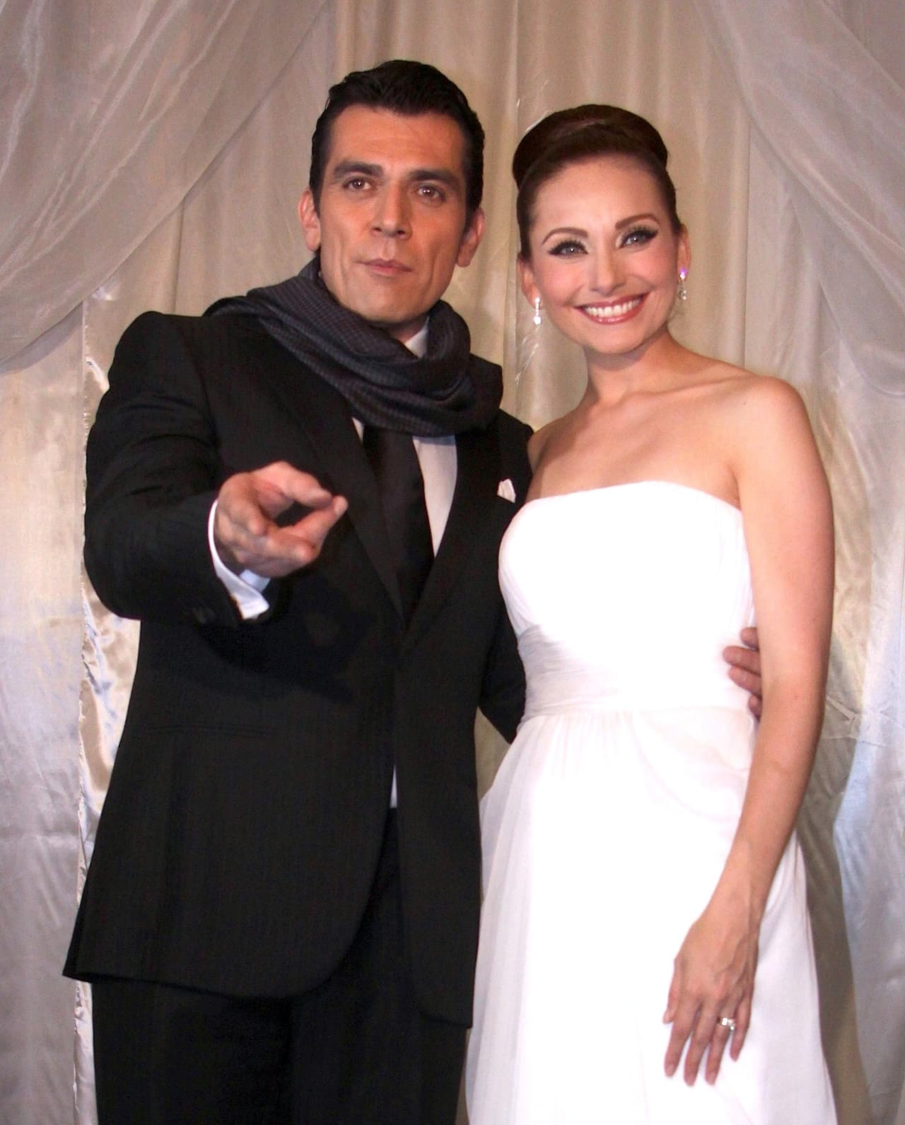 La pareja posa muy enamorada para la publicación.