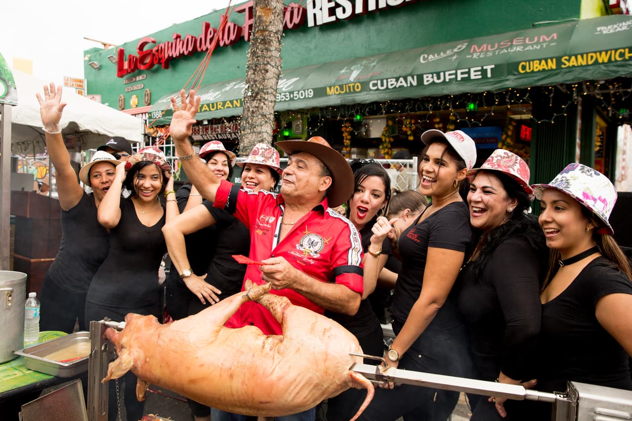 Un lechón a la brasa en la Esquina de la Fama, en la calle Ocho.
