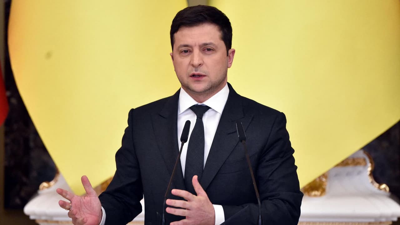 Video: Se trata de un régimen especial que se establece en caso de una amenaza o ataque directo que ponga en peligro la independencia de una nación. Ante la incursión rusa, la ley marcial fue activada en Ucrania y por eso las fuerzas militares asumirán temporalmente el control de ciertos poderes del gobierno, ordenando además que todas las personas sin discapacidades deberán estar disponibles para la defensa y las propiedades privadas tendrán que mantenerse al servicio del estado. 
<a href="https://app.prende.tv/envivo/207305?utm_source=univisioncom&utm_medium=referral&utm_campaign=news-promo-november">Puedes ver más noticias gratis en Prende TV aquí.</a>