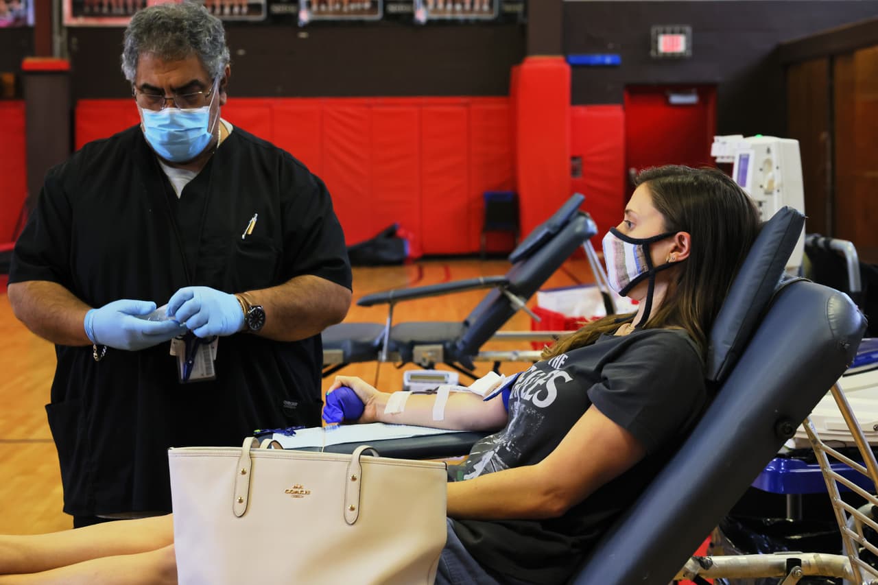 Los interesados en donar 
<a href="https://www.redcrossblood.org/give.html/find-drive?cid=brand&med=cpc&source=google&scode=RSG00000E017&gclid=CjwKCAjwn6GGBhADEiwAruUcKgHPZamXF9aF-E5qvkBWvogaqD-A-Hl03jyT-ORb0TFF-kLJNB6OkBoCt-IQAvD_BwE&gclsrc=aw.ds" target="_blank"><b>puede ingresar a este enlace</b></a> y ubicar el lugar más cercano a su residencia.