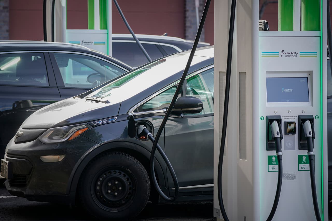 Hasta $7,500 de ayudas para autos eléctricos y luz más barata: 5 formas en las que el proyecto de cambio climático te afectará