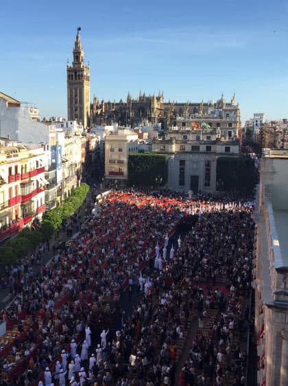 Así se vive la hermosa tradición de Semana Santa en Sevilla.