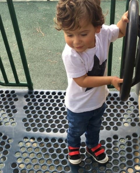 A Bruce le encanta salir de paseo y mucho más que lo lleven al parque a jugar.