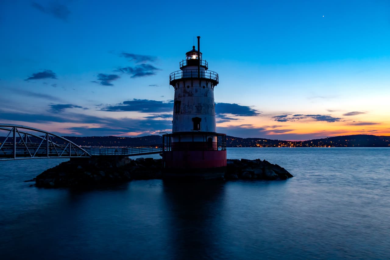 La estructura, construida en 1883, es uno de los siete faros que permanecen en pie de los 14 originales del río Hudson.